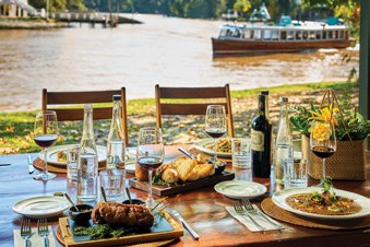 Mesa preparada junto al río